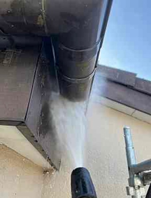 高圧洗浄機を使い洗浄します